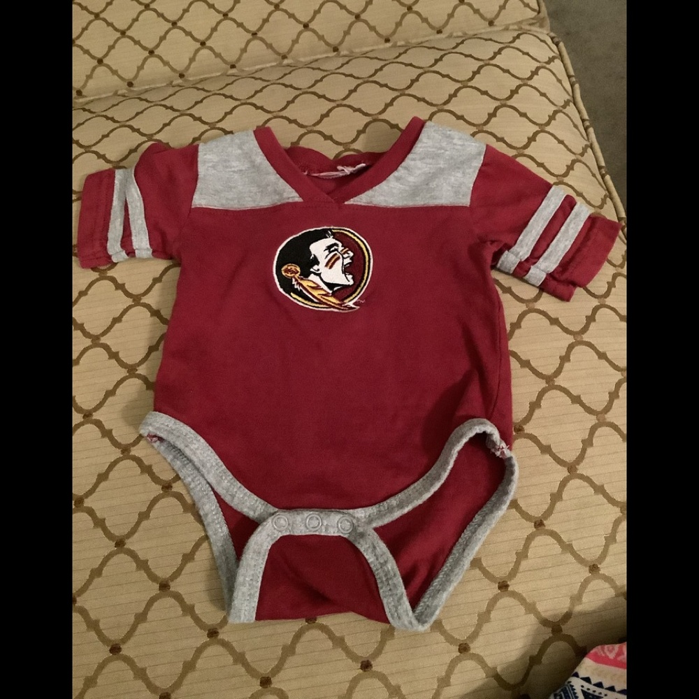 Onesie Seminole’s crimson red black logo front snaps bottom cotton 6/9 mo